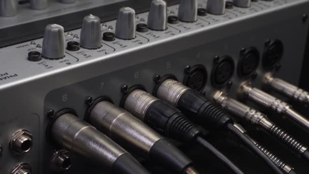 Equipo Sonido Ingeniero Sonido Trabaja Panel Mezcla Sonido Espectáculo Equipo — Vídeos de Stock