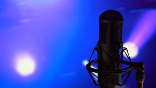 Hangosítás Hangmérnök Egy Műsorban Dolgozik Hangkeverő Panelben Professzionális Zenei Berendezések — Stock videók
