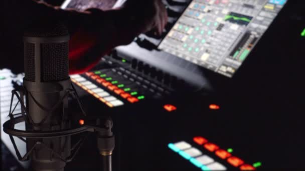 音響設備だ サウンドエンジニアは ショーのサウンドミキシングパネルで動作します プロの音楽機器 — ストック動画