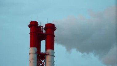 Elektrik santrali. Elektrik Güç İstasyonları Ekipmanı. Borudan Beyaz Duman