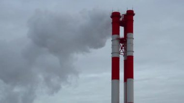 Elektrik santrali. Elektrik Güç İstasyonları Ekipmanı. Borudan Beyaz Duman