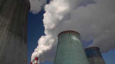 Elektrik santrali. Elektrik Güç İstasyonları Ekipmanı. Borudan Beyaz Duman