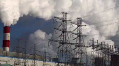 Elektrik santrali. Elektrik Güç İstasyonları Ekipmanı. Borudan Beyaz Duman