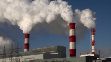 Elektrik santrali. Elektrik Güç İstasyonları Ekipmanı. Borudan Beyaz Duman