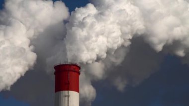 Elektrik santrali. Elektrik Güç İstasyonları Ekipmanı. Borudan Beyaz Duman