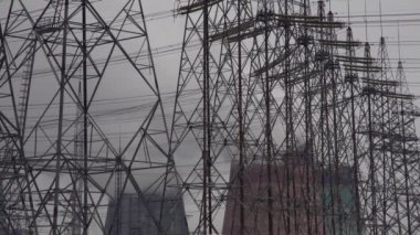 Elektrik santrali. Elektrik Güç İstasyonları Ekipmanı. Borudan Beyaz Duman