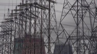 Elektrik santrali. Elektrik Güç İstasyonları Ekipmanı. Borudan Beyaz Duman