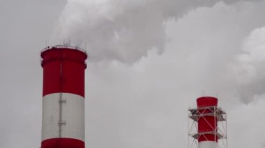 Elektrik santrali. Elektrik Güç İstasyonları Ekipmanı. Borudan Beyaz Duman