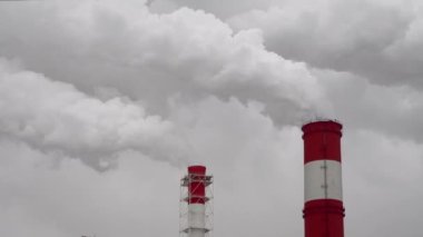 Elektrik santrali. Elektrik Güç İstasyonları Ekipmanı. Borudan Beyaz Duman