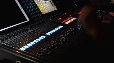 Ses ekipmanı. Ses mühendisi bir gösteride ses karıştırma panelinde çalışıyor. profesyonel müzik ekipmanları