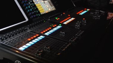 Ses ekipmanı. Ses mühendisi bir gösteride ses karıştırma panelinde çalışıyor. profesyonel müzik ekipmanları