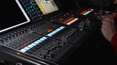 Ses ekipmanı. Ses mühendisi bir gösteride ses karıştırma panelinde çalışıyor. profesyonel müzik ekipmanları