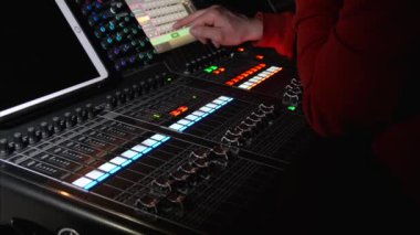 Ses ekipmanı. Ses mühendisi bir gösteride ses karıştırma panelinde çalışıyor. profesyonel müzik ekipmanları
