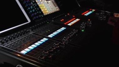 Ses ekipmanı. Ses mühendisi bir gösteride ses karıştırma panelinde çalışıyor. profesyonel müzik ekipmanları