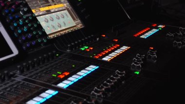 Ses ekipmanı. Ses mühendisi bir gösteride ses karıştırma panelinde çalışıyor. profesyonel müzik ekipmanları