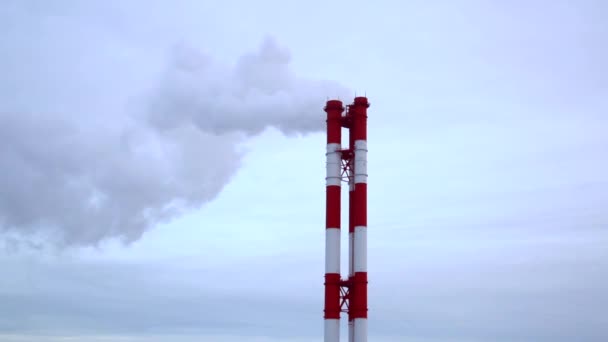 発電所だ 発電所の設備パイプからの白い煙 — ストック動画
