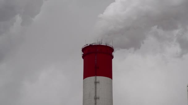 Voimalaitos Sähkövoimaloiden Laitteet Valkoinen Savu Putkesta — kuvapankkivideo