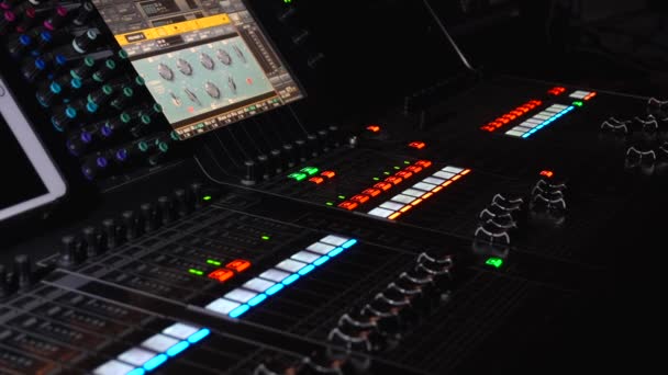 Sprzęt Dźwiękowy Inżynier Dźwięku Pracuje Panelu Miksowania Dźwięku Podczas Pokazu — Wideo stockowe