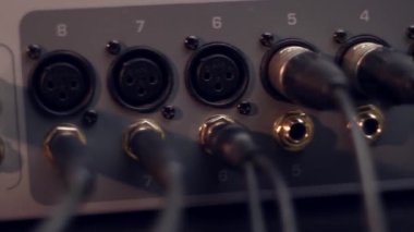 İşlem için ses karıştırma paneli hazırlanıyor. Müzik kayıt sahne ekipmanı
