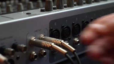İşlem için ses karıştırma paneli hazırlanıyor. Müzik kayıt sahne ekipmanı