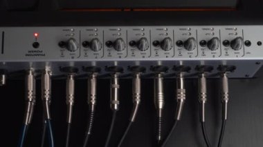 İşlem için ses karıştırma paneli hazırlanıyor. Müzik kayıt sahne ekipmanı