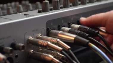 İşlem için ses karıştırma paneli hazırlanıyor. Müzik kayıt sahne ekipmanı