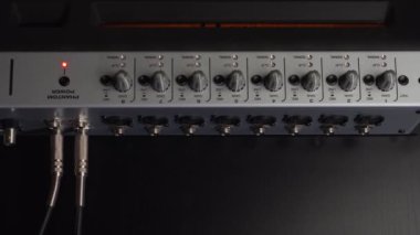 İşlem için ses karıştırma paneli hazırlanıyor. Müzik kayıt sahne ekipmanı