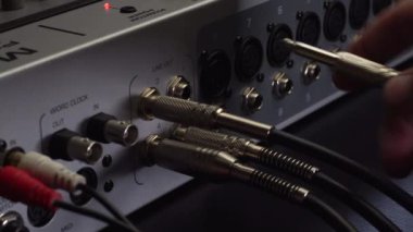 İşlem için ses karıştırma paneli hazırlanıyor. Müzik kayıt sahne ekipmanı