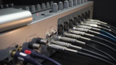 İşlem için ses karıştırma paneli hazırlanıyor. Müzik kayıt sahne ekipmanı
