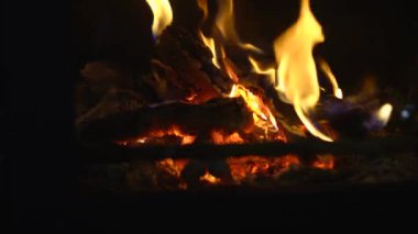 Fırında yangın var. Şömineyi kapatın. Yavaş çekim
