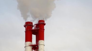 Elektrik santrali. Elektrik Güç İstasyonları Ekipmanı. Borudan Beyaz Duman