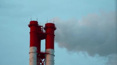 Elektrik santrali. Elektrik Güç İstasyonları Ekipmanı. Borudan Beyaz Duman