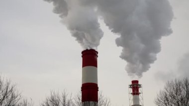 Elektrik santrali. Elektrik Güç İstasyonları Ekipmanı. Borudan Beyaz Duman