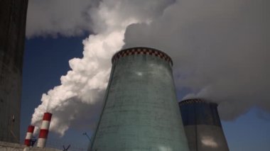 Elektrik santrali. Elektrik Güç İstasyonları Ekipmanı. Borudan Beyaz Duman