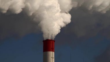 Elektrik santrali. Elektrik Güç İstasyonları Ekipmanı. Borudan Beyaz Duman