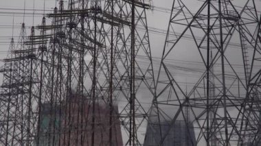 Elektrik santrali. Elektrik Güç İstasyonları Ekipmanı. Borudan Beyaz Duman