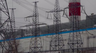 Elektrik santrali. Elektrik Güç İstasyonları Ekipmanı. Borudan Beyaz Duman