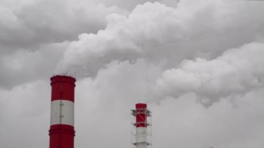 Elektrik santrali. Elektrik Güç İstasyonları Ekipmanı. Borudan Beyaz Duman