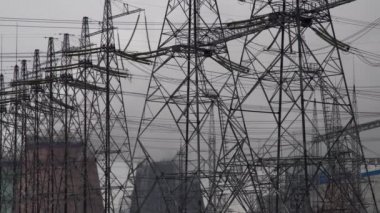 Elektrik santrali. Elektrik Güç İstasyonları Ekipmanı. Borudan Beyaz Duman