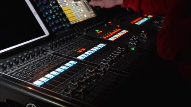 Ses ekipmanı. Operatör bir gösteride ses karıştırma panelinde çalışıyor. profesyonel müzik ekipmanları