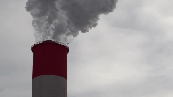 発電所だ 発電所の設備パイプからの白い煙 — ストック動画