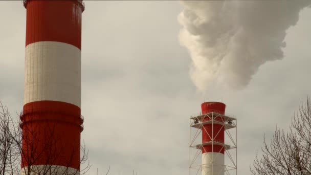 Een Energiecentrale Apparatuur Van Elektrische Centrales Witte Rook Uit Een — Stockvideo