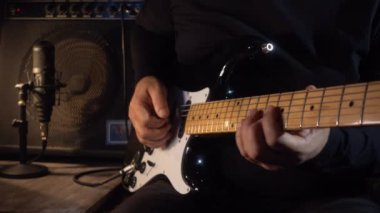 Stüdyoda elektro gitar çalan müzisyen. Yakın çekim