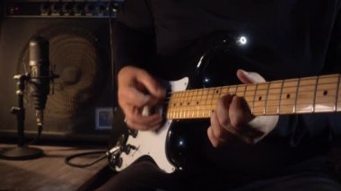 Stüdyoda elektro gitar çalan müzisyen. Yakın çekim