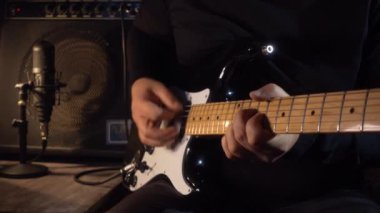 Stüdyoda elektro gitar çalan müzisyen. Yakın çekim