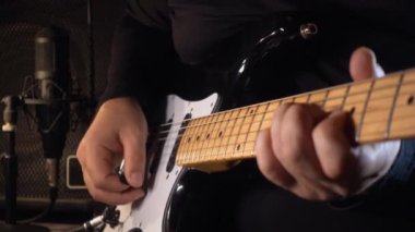 Stüdyoda elektro gitar çalan müzisyen. Yakın çekim