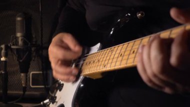 Stüdyoda elektro gitar çalan müzisyen. Yakın çekim