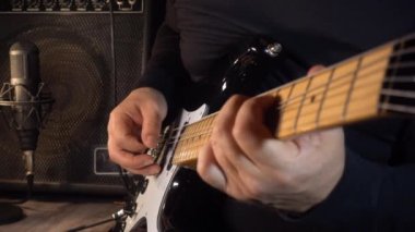 Stüdyoda elektro gitar çalan müzisyen. Yakın çekim