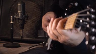 Stüdyoda elektro gitar çalan müzisyen. Yakın çekim