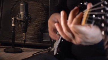 Stüdyoda elektro gitar çalan müzisyen. Yakın çekim